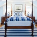 Cama de madera en el dormitorio