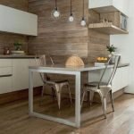Luces colgantes sobre la mesa