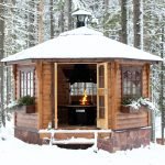 Gazebo en el bosque de invierno