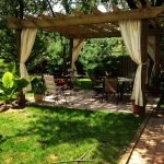 Cenador al aire libre en el jardín