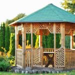 Cenador de madera con techo verde
