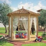 Cenador de madera en el diseño del jardín.