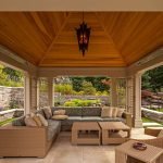 Cenador grande con muebles de madera natural.