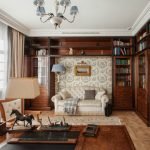 Figurita de caballo sobre la mesa