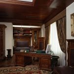 Techo de madera en el interior.