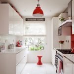 Delantal rojo en un interior blanco