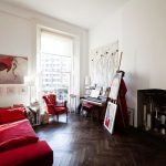 Sofá rojo en un interior blanco