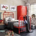 Muebles rojos en el interior.