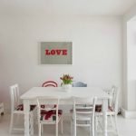 Puerta roja en un interior blanco