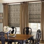 Cortinas marrones en el comedor.
