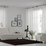 Muebles blancos en la sala de estar