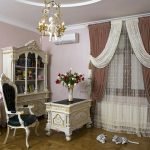 Interior con muebles de estilo clásico.