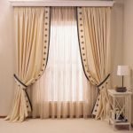 Cortinas con liguero en la ventana.