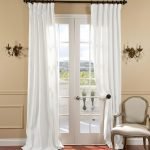 Cortinas blancas en la puerta