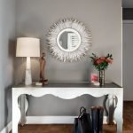 Estatuilla sobre una mesa