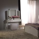 Muebles blancos en el interior.