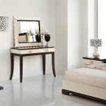 Cama junto a la ventana