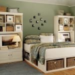 Muebles brillantes en el dormitorio