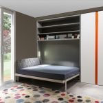 Habitación pequeña con cama convertible.