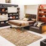 La combinación de naranja y marrón en el interior de la habitación.