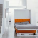 La combinación de blanco y naranja en el diseño del dormitorio.