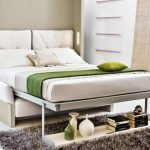 Artículos interiores junto a la cama.