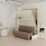 Sofá transformador en una sala blanca