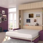 La combinación de blanco y morado en el diseño del dormitorio.
