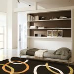 Alfombra marrón en el dormitorio