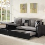 Sala de estar con sofá negro