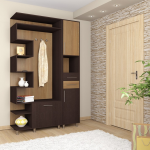 Árbol interior junto a la puerta