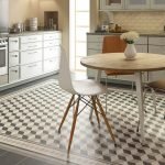 Azulejos en el piso de la cocina.