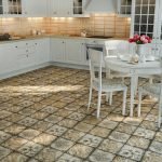 Mesa blanca con sillas en la cocina