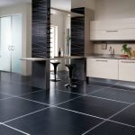 Piso negro en la cocina