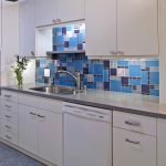 Tapa azul en la cocina