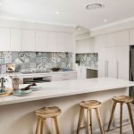 Taburetes en la cocina