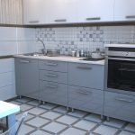Azulejos blancos en la decoración del piso y paredes de la cocina.
