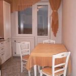 Sillas blancas y mesa en la cocina
