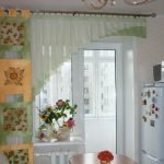 Cortinas de color verde claro en la cocina con balcón.