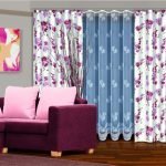 Almohadas rosas en un sofá morado