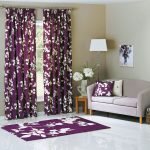 Cortinas púrpuras en la sala de estar