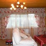 Cortinas blancas en la sala de estar