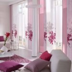 Cortinas de color rosa en el pasillo