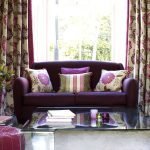 Sofá morado con almohadas brillantes