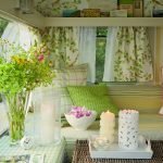 Interior de veranda verde y blanco