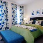 Cortinas con flores azules.