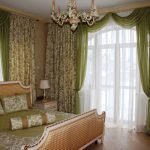 Dormitorio con cortinas verdes.