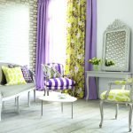 Cortinas amarillas y moradas en la sala de estar