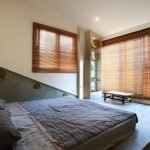 Cortinas romanas marrones en la ventana