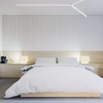Dormitorio en un apartamento de tres habitaciones.